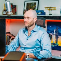 Headshot of Dustin Hahn